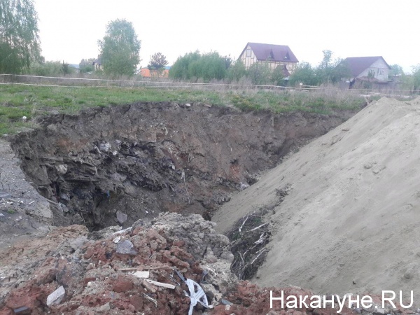 обвал провал грунта яма в Березовском|Фото:Накануне.RU