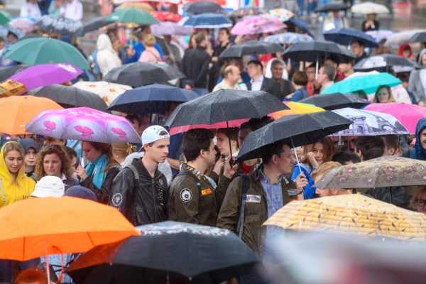 дождь зонтик горожане праздник толпа россияне горожане|Фото:ДИП Свердловской области